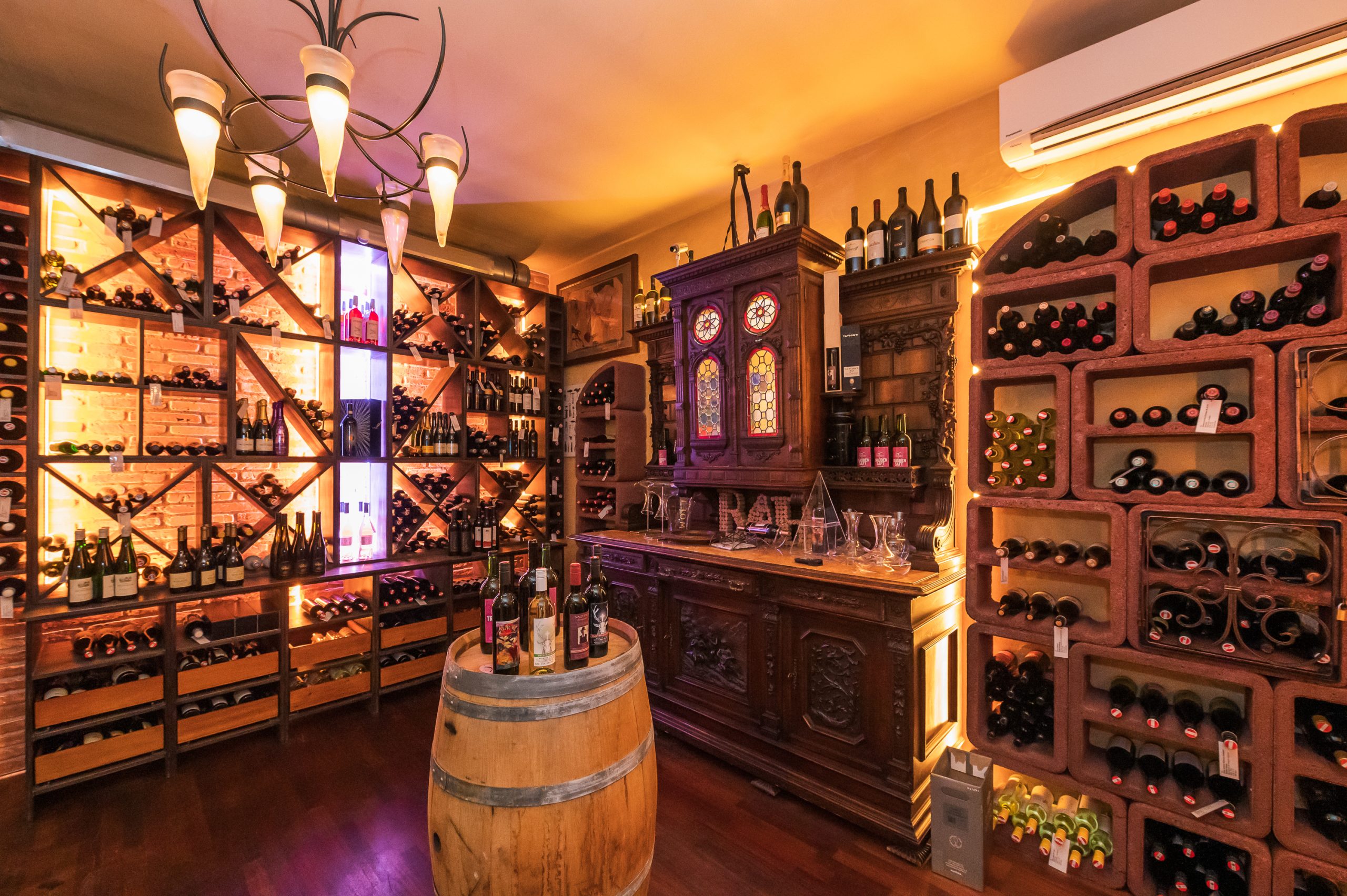 Stimmungsvolle Vinothek im Gasthaus Treiber mit einer reichen Auswahl an Weinen und warmem Licht, das die gemütliche Atmosphäre unterstreicht.