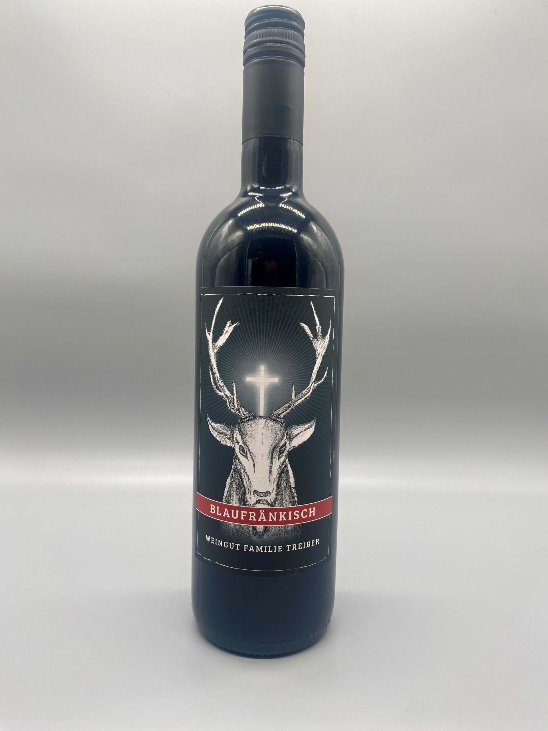 Flasche Rotwein Blaufränkisch von Weingut Familie Treiber mit Hirsch und Kreuz auf dem Etikett.