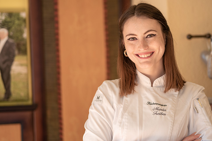 Porträt der jungen Küchenchefin Maria Treiber des Gasthaus Treiber lächelnd.